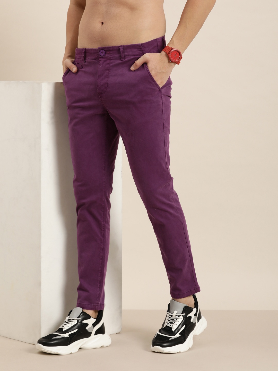 

HERE&NOW Men Relaxed Solid Regular Fit Chinos Trousers, Violet