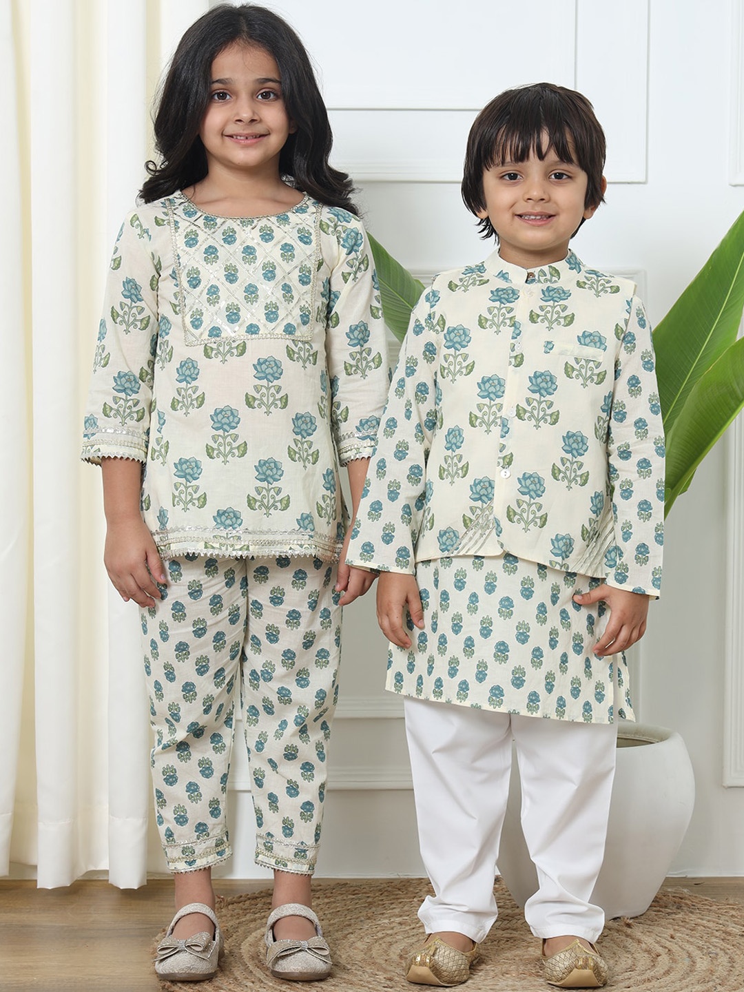 

Readiprint Fashions Boys Floral Printed Pure Cotton Kurta With Pyjamas & Nehru Jacket, Off white