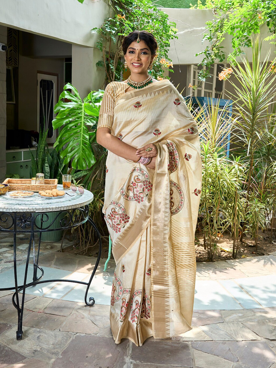 

RAJGRANTH Ethnic Motifs Embroidered Saree, Cream