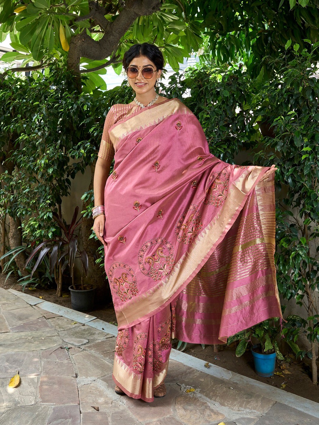 

RAJGRANTH Ethnic Motifs Embroidered Saree, Burgundy