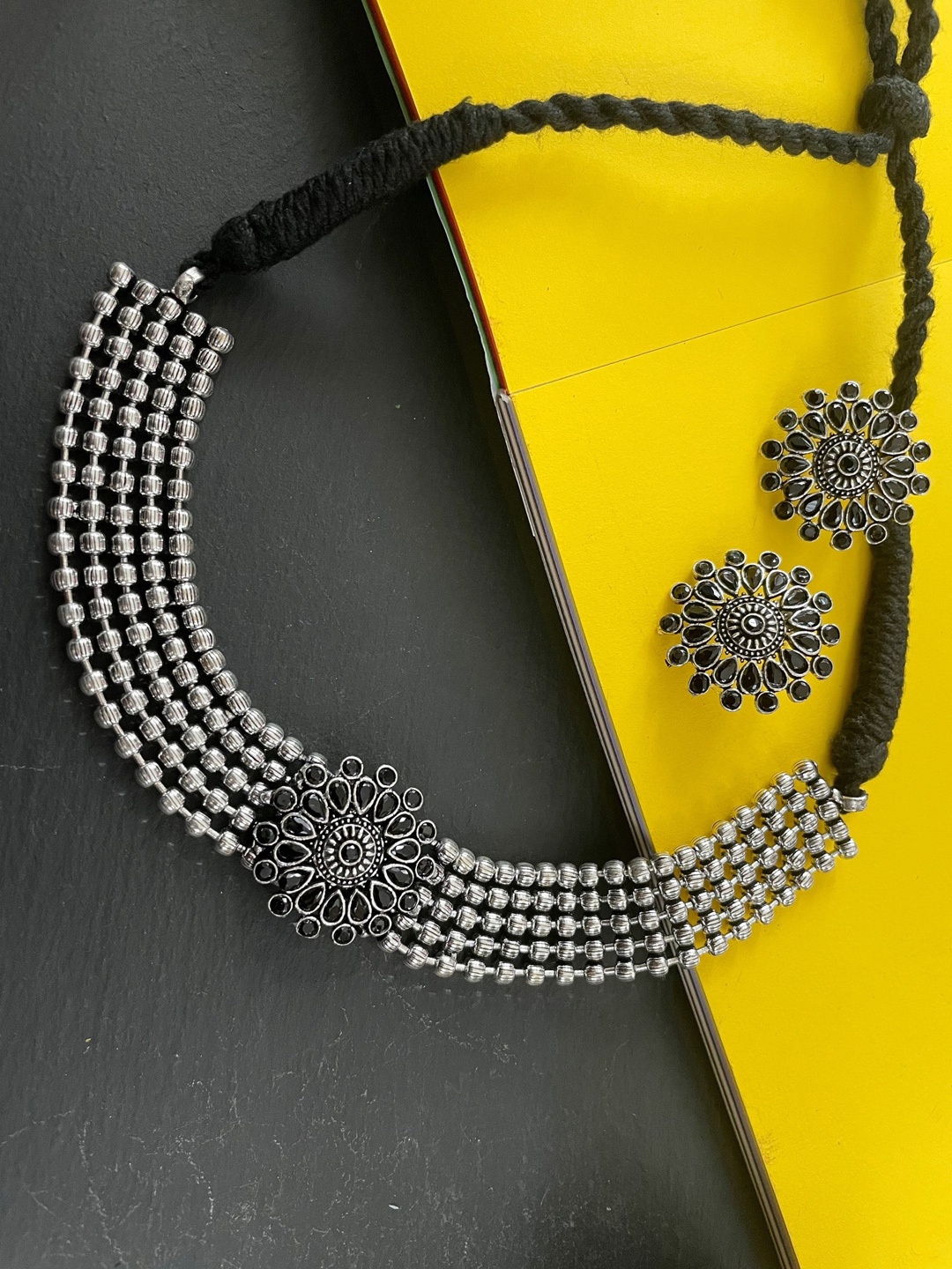 

VAGHBHATT Silver Plated Stone Studded & Beaded Jewellery Set