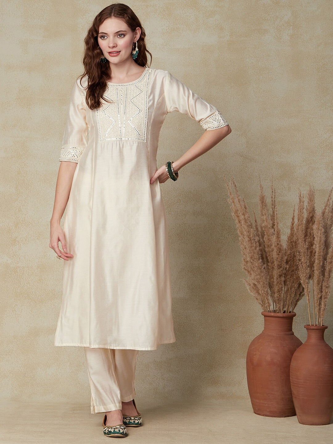 

FASHOR Ethnic Motifs Embroidered Mirror Work Kurta with Trousers, Cream
