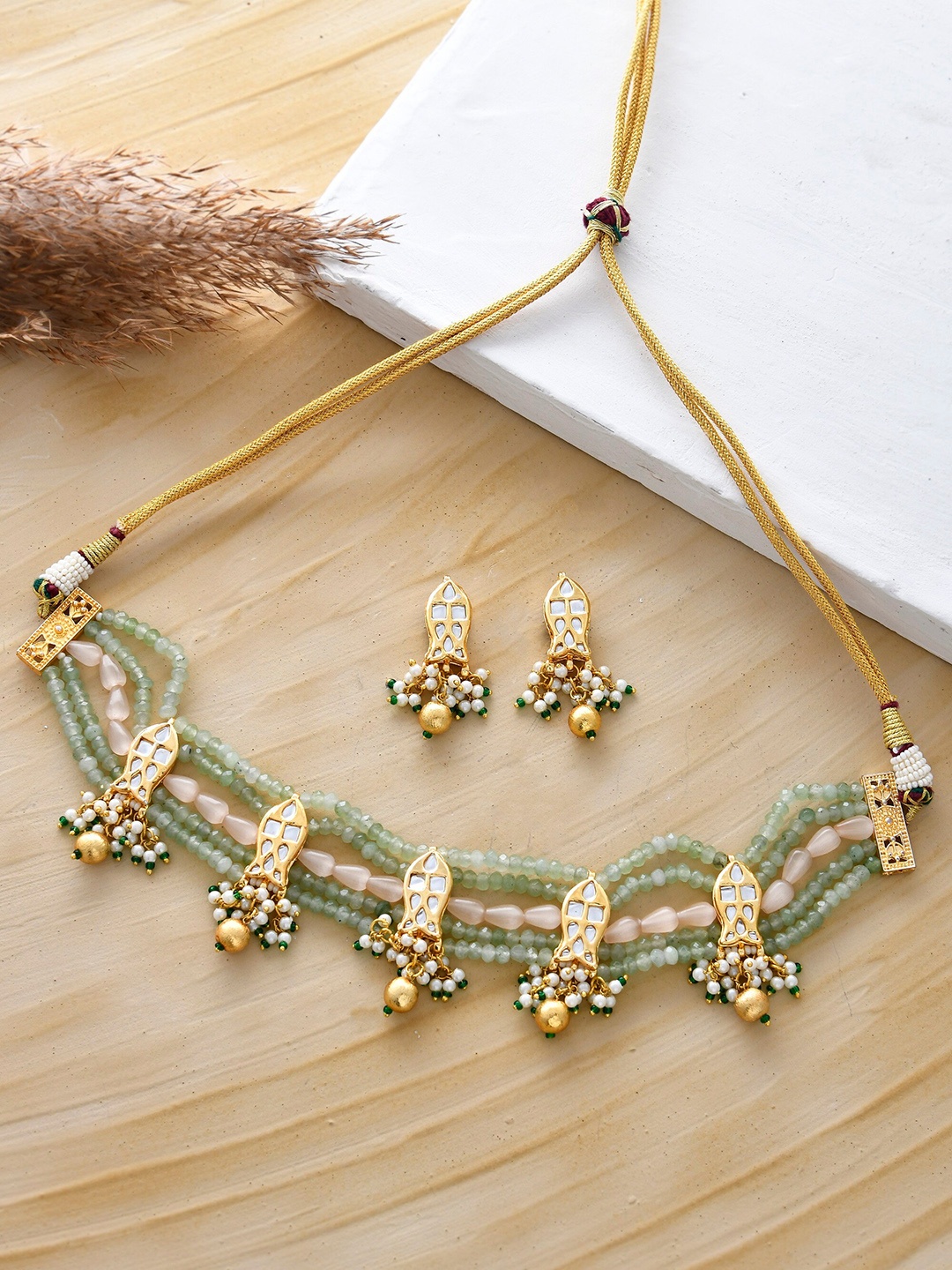 

DASTOOR Gold-Plated Kundan-Studded & Pearl Beaded Jewellery Set