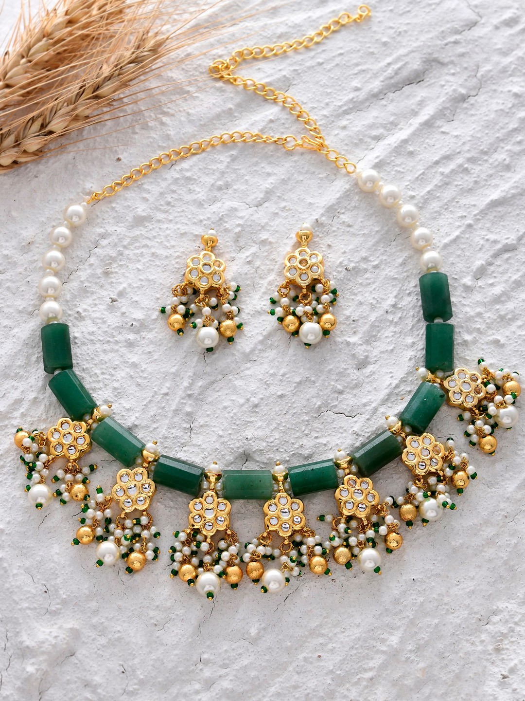 

DASTOOR Gold-Plated Kundan-Studded & Pearl Beaded Jewellery Set