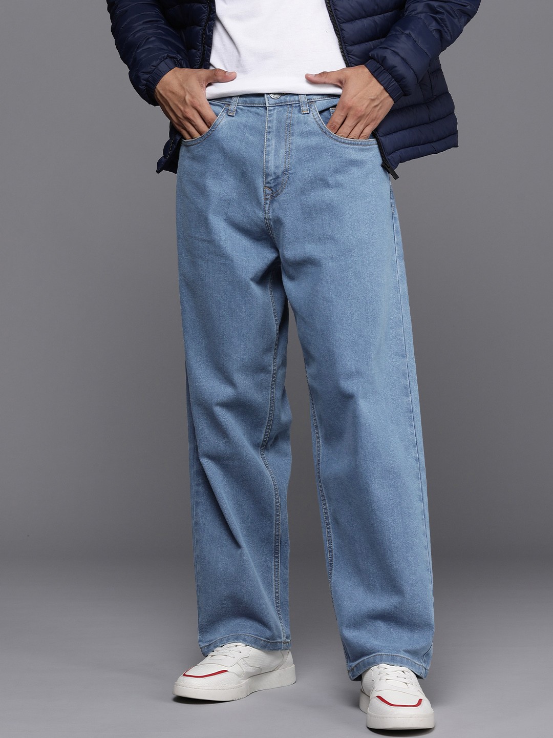 

WROGN Men Light Fade Loose Fit Stretchable Jeans, Blue