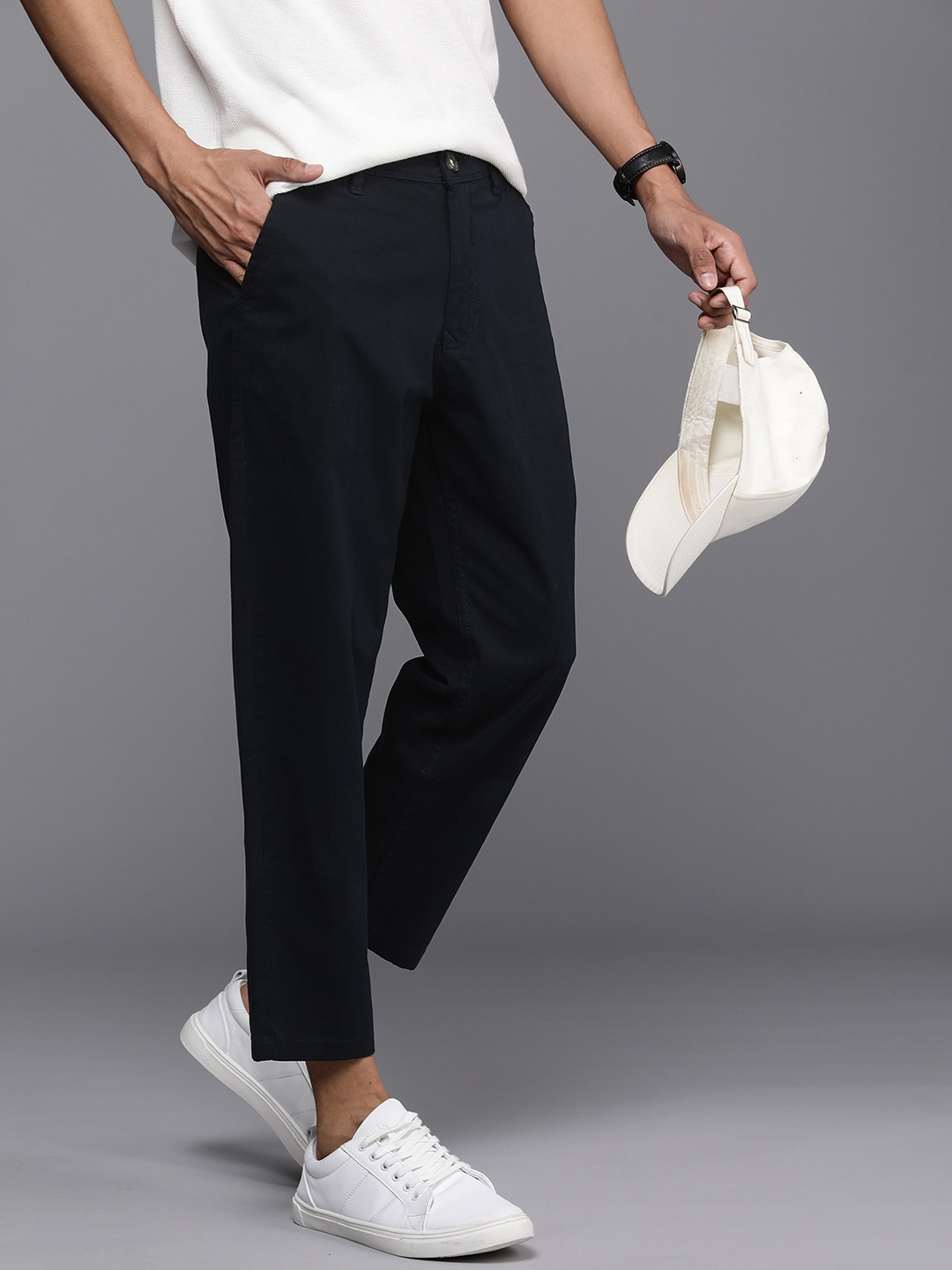 

WROGN Men Tapered Fit Chinos, Navy blue