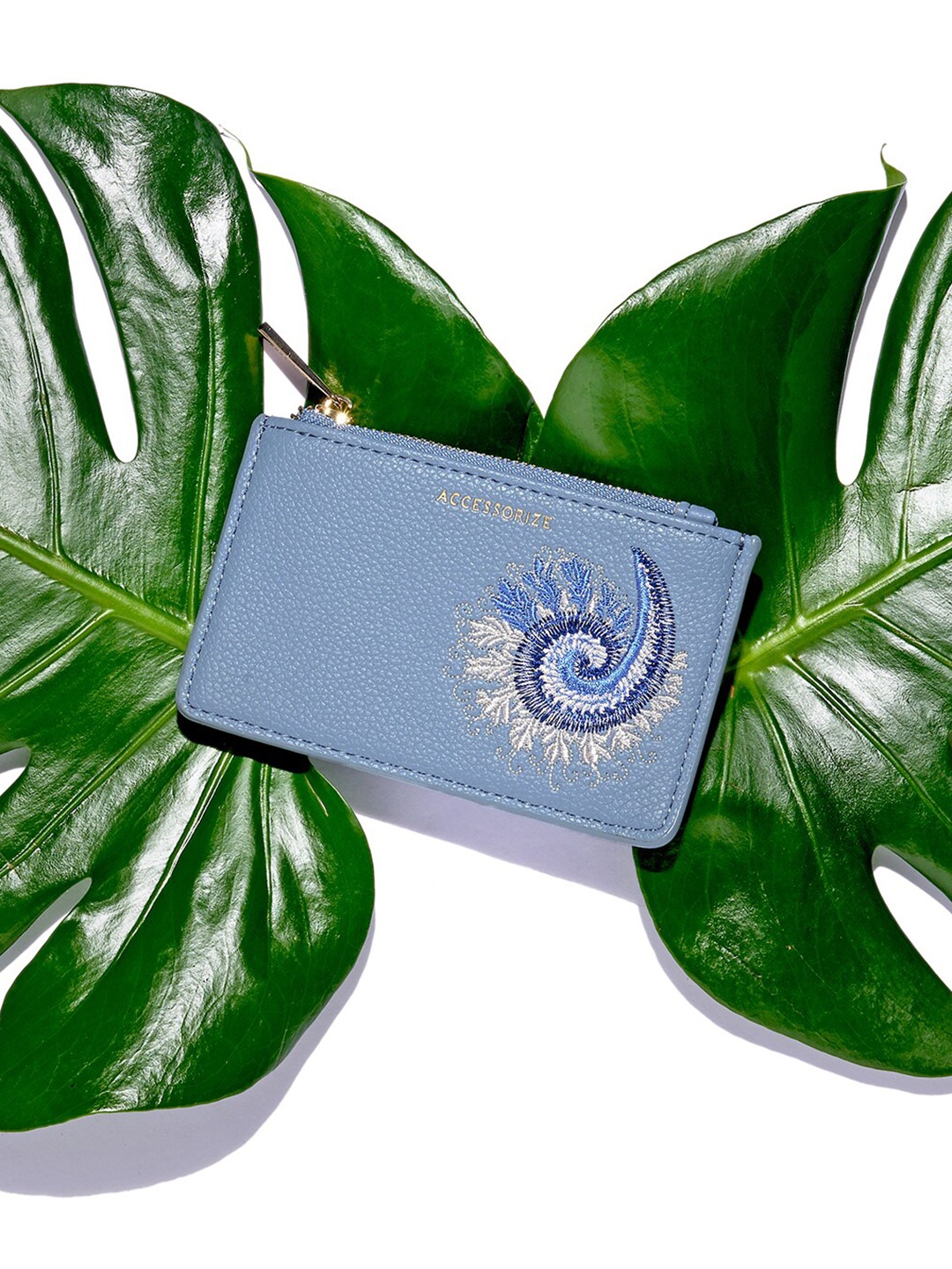 

Accessorize London Women Brandon Embroidered Cardholder, Blue