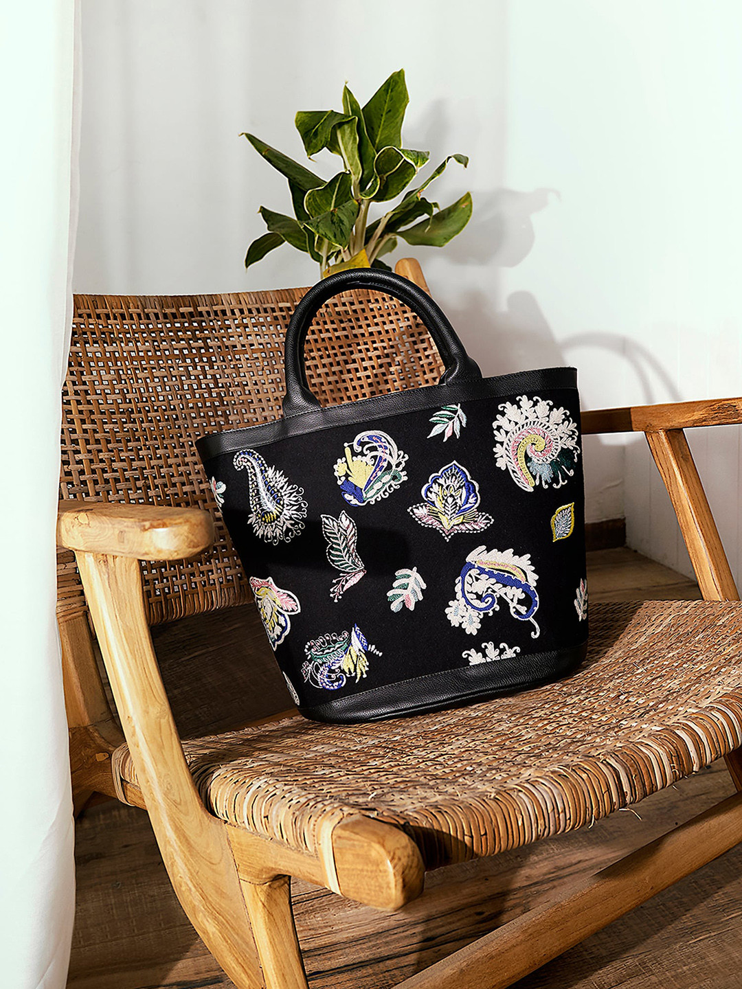 

Accessorize London Women's Multi Gerold Embroidered Paisley bag, Black
