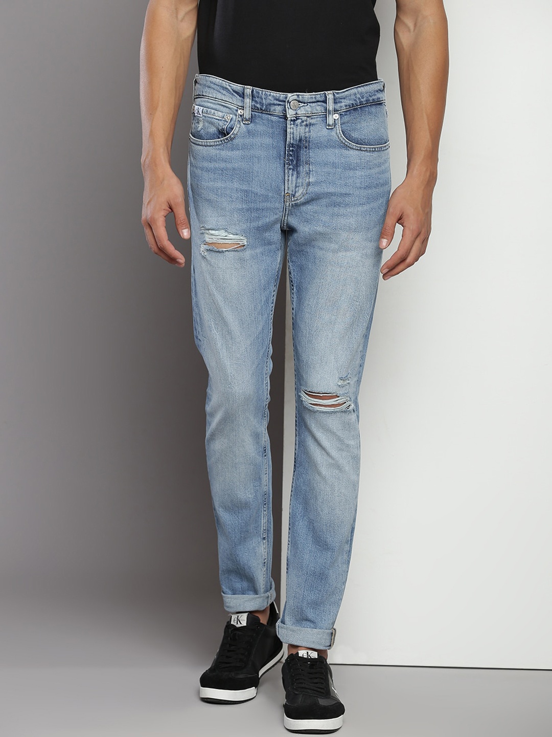 

Calvin Klein Jeans Men Mildly Distressed Light Fade Cotton Jeans, Blue