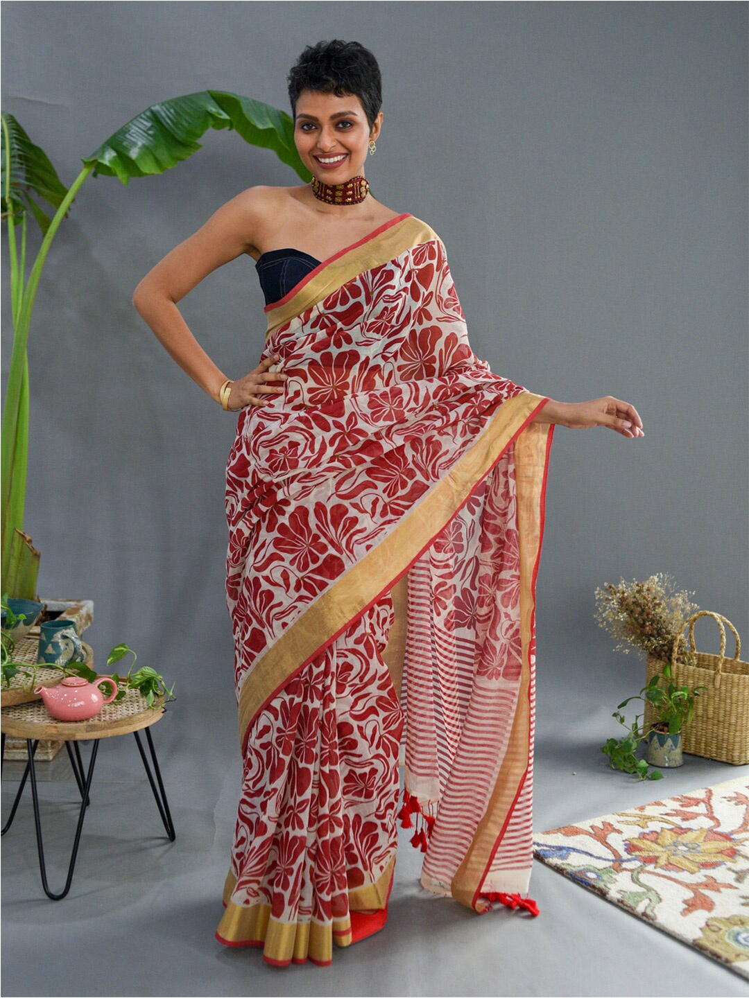 

Suta White & Red Floral Printed Zari Pure Cotton Saree