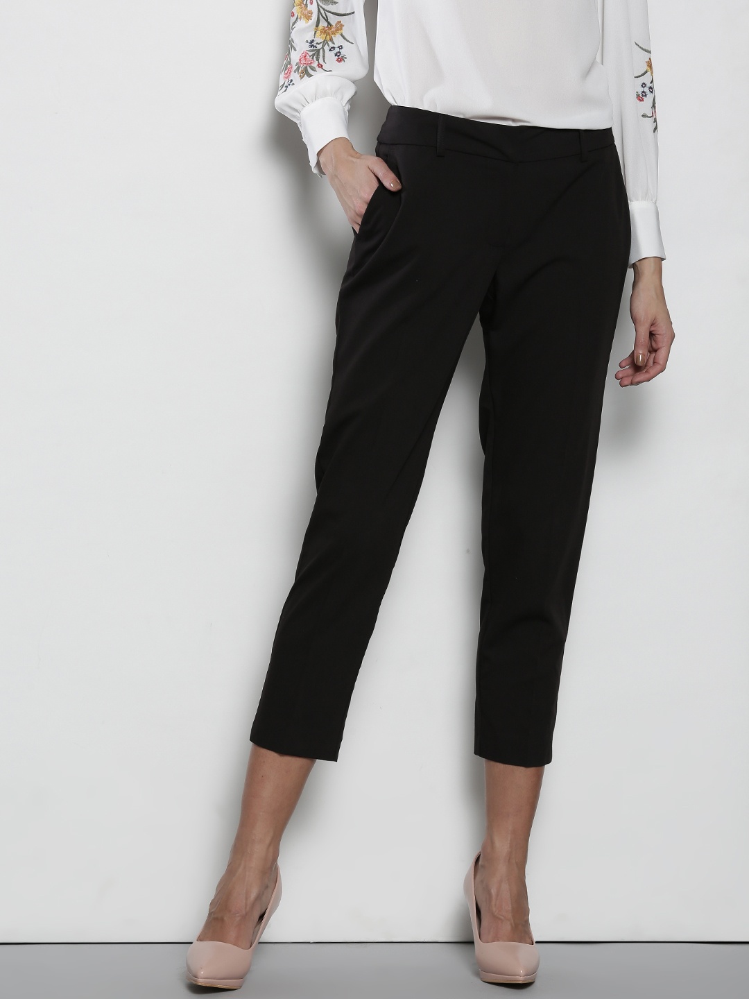 

DOROTHY PERKINS Women Black Solid Cropped Trousers