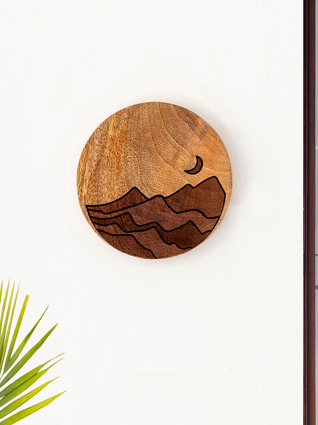 

ExclusiveLane Brown Moonlit Dunes Wood Wall Plate Hanging