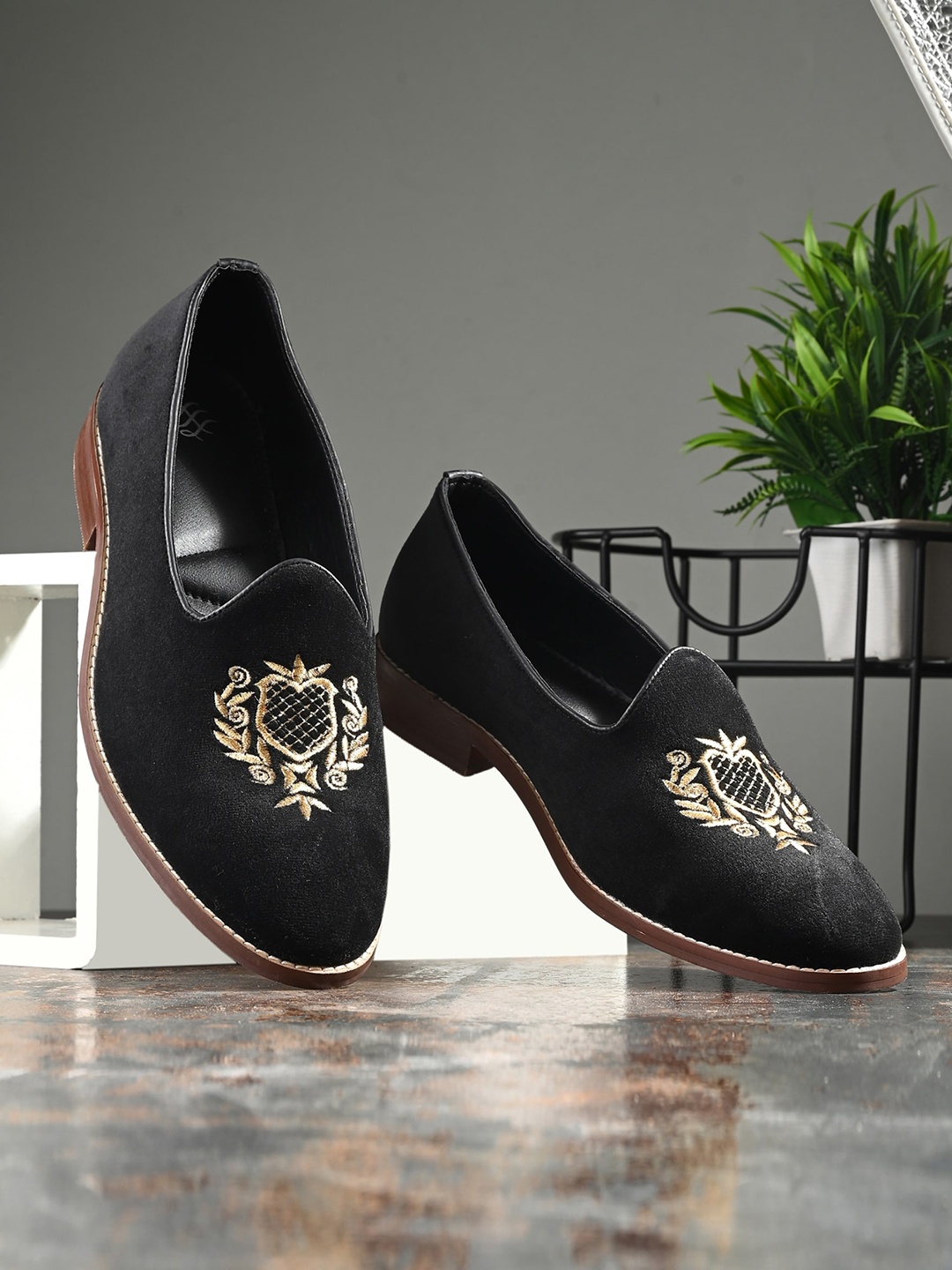 

House of Pataudi Men Embroidered Padded Insole Ethnic Mojaris, Black