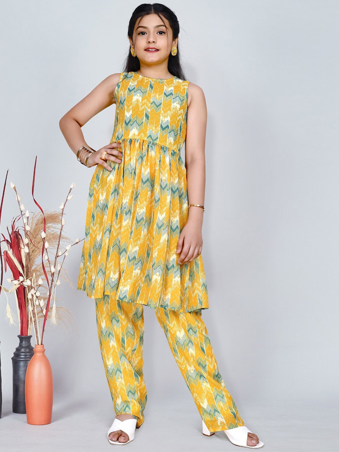 

FASHION DREAM Girls Abstract Printed Regular Kurta With Trousers, Yellow