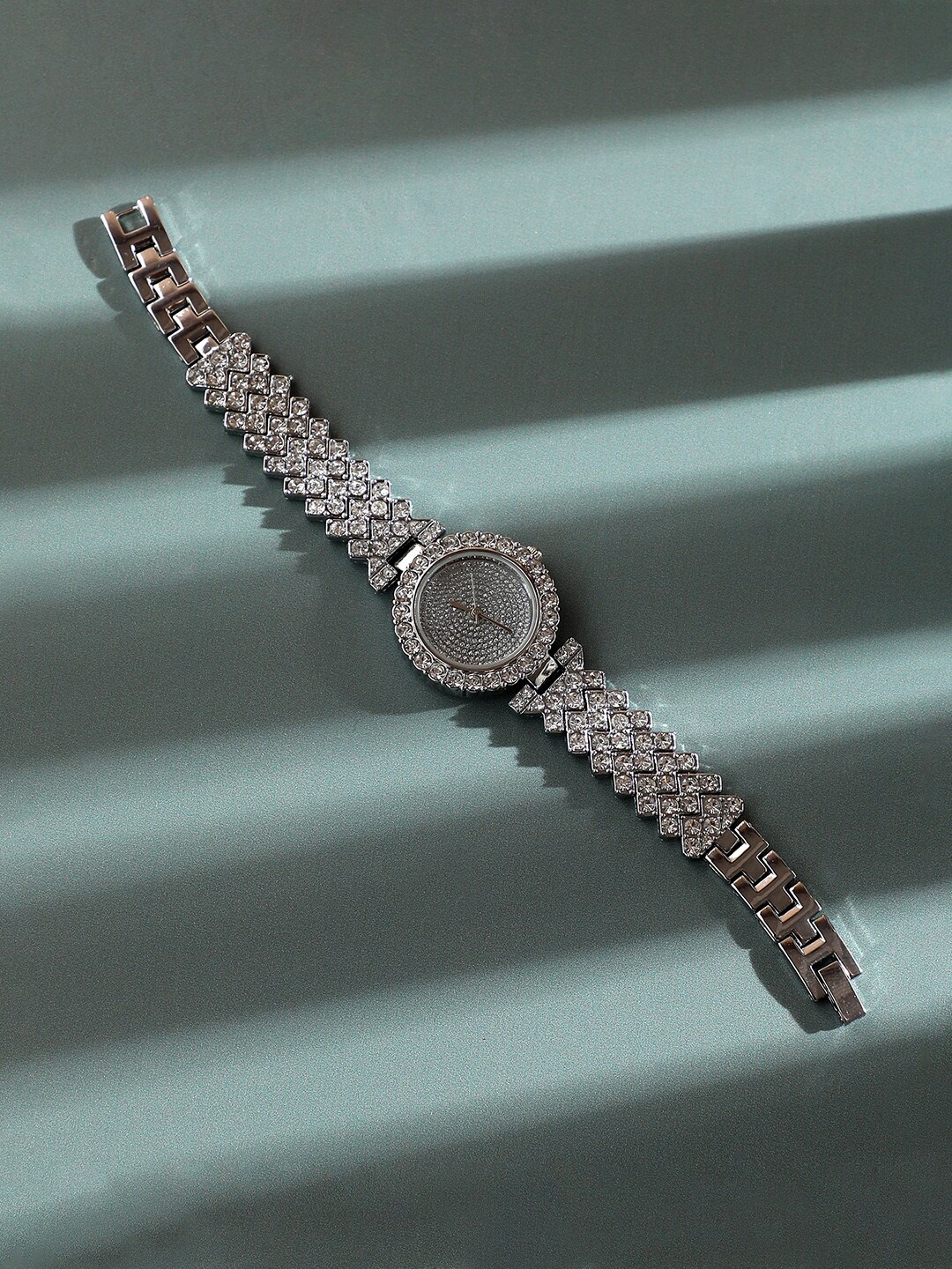 

HAUTE SAUCE by Campus Sutra Women Embellished Dial & Stainless Steel Watch AW23_HSWC1157, Silver