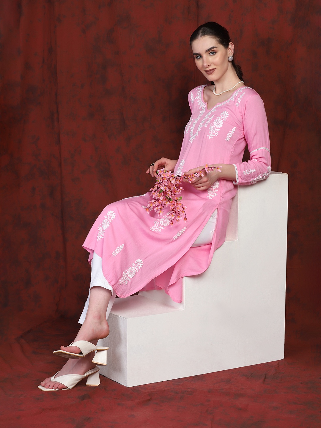 

SHADES OF FAASHION Floral Embroidered Chikankari Cotton Straight Kurta, Pink