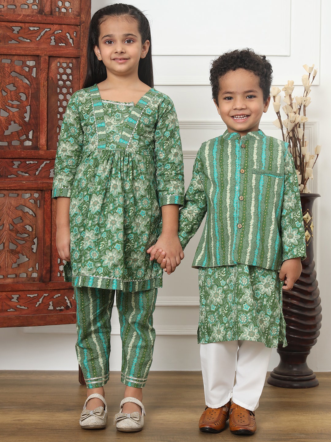 

Readiprint Girls Green Floral Printed Pleated Pure Cotton Kurta with Trousers