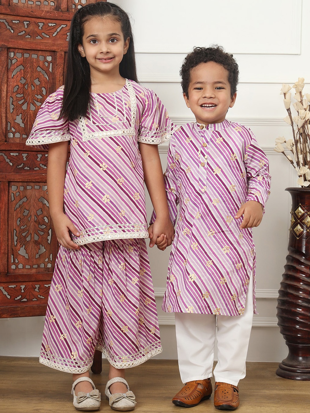 

Readiprint Fashions Boys Leheriya Printed Band Collar Pure Cotton Kurta Set, Purple