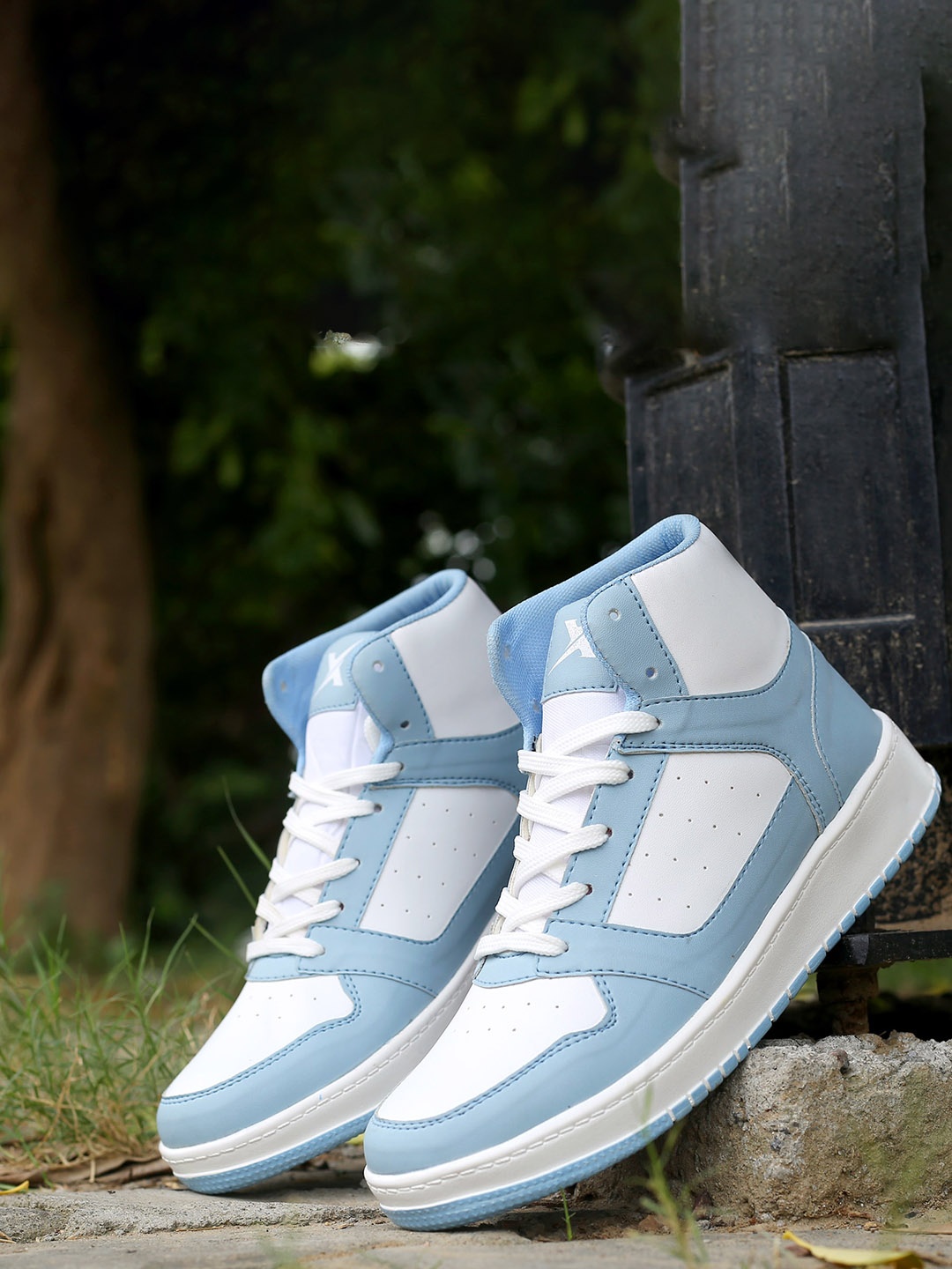 

KRAASA Men Colourblocked Perforated Mid-Top Sneakers, White