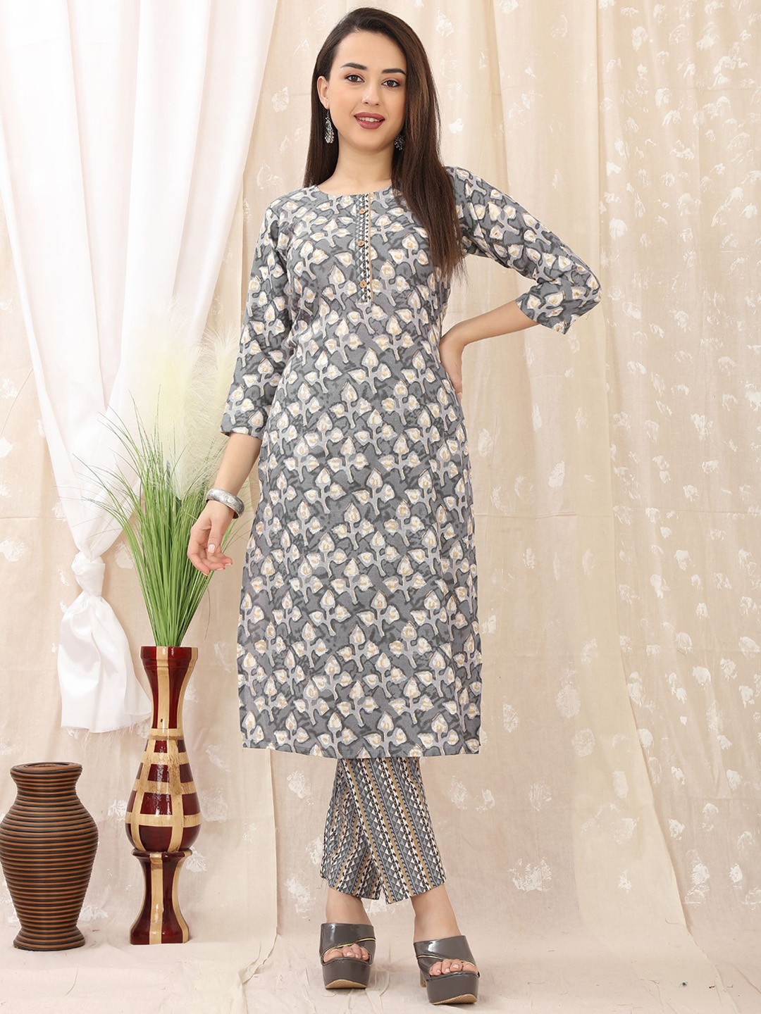 

PREMROOP- THE STYLE YOU LOVE Floral Printed Kurta With Trousers, Grey