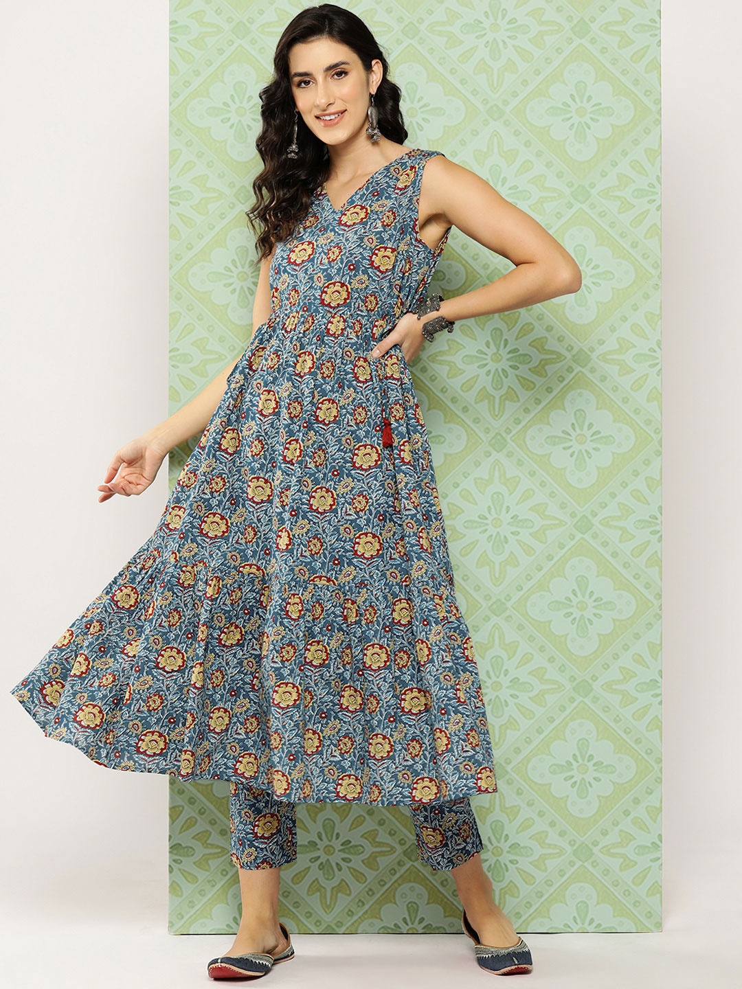 

Janasya Women Floral Printed Panelled Pure Cotton Kurta with Trousers, Navy blue