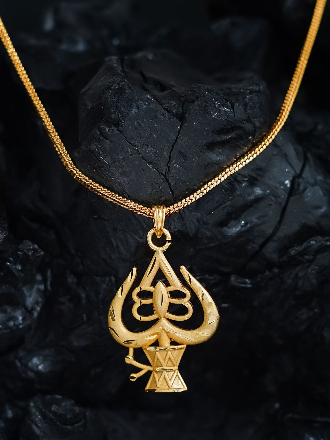 

MANSIYAORANGE Gold-plated Trishul Charm Pendant With Chain