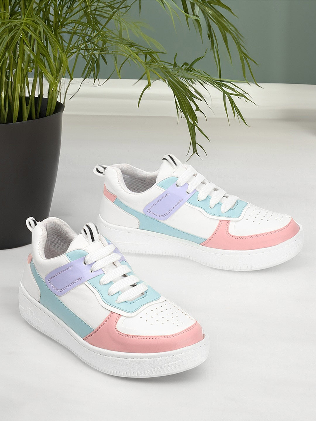 

TWIN TOES Women Colourblocked Lightweight Sneakers, White