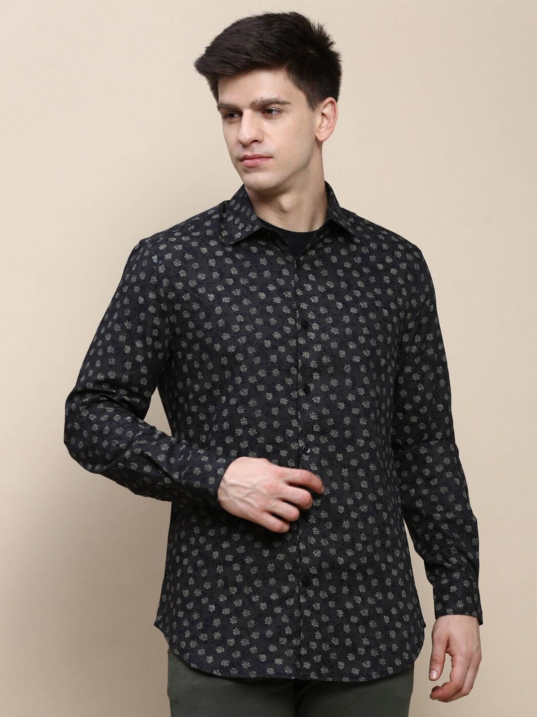 

INVICTUS Club Slim Fit Floral Printed Cotton Casual Shirt, Black
