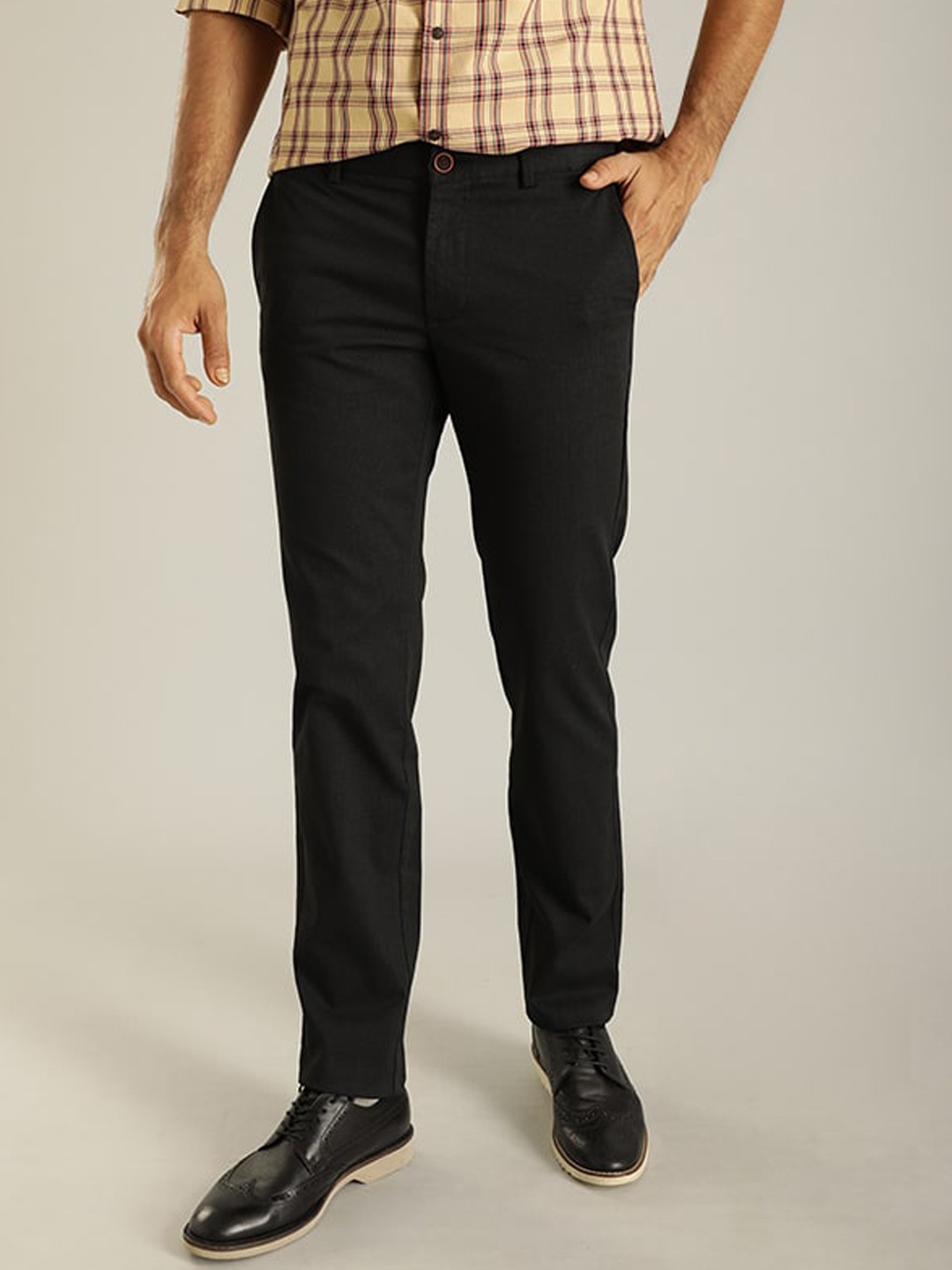 

Indian Terrain Men Brooklyn Slim Fit Mid-Rise Cotton Trousers, Black
