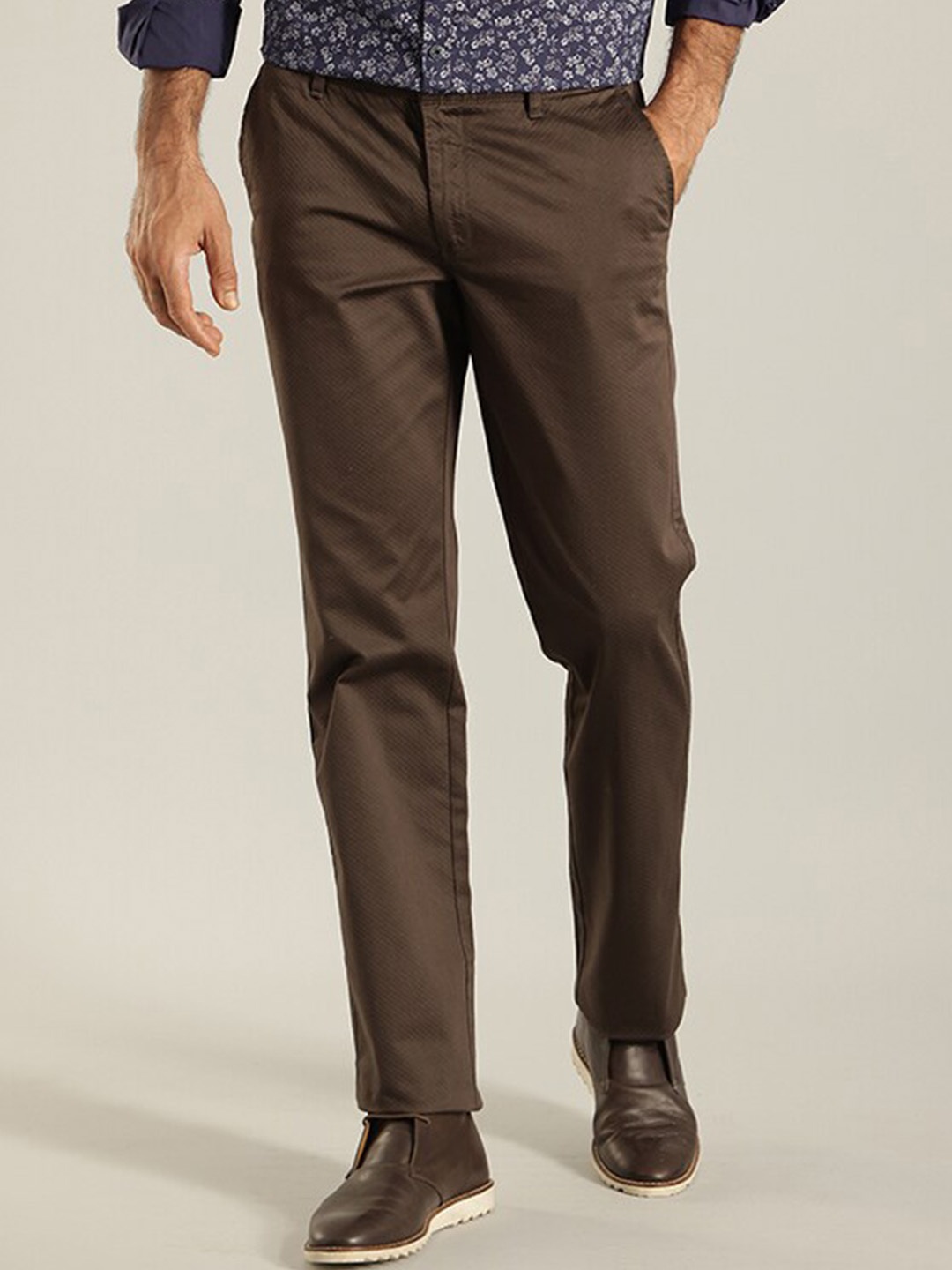 

Indian Terrain Men Kansas Mid-Rise Chinos, Brown