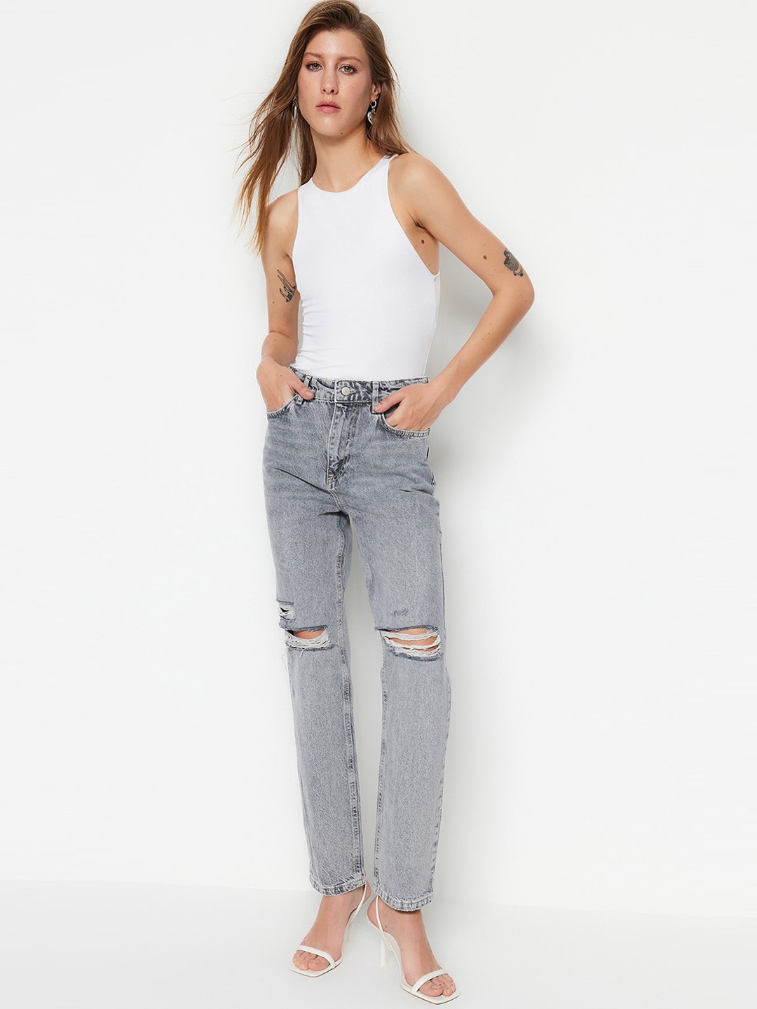 

Trendyol Women Mid-Rise Mildly Distressed Light Fade Jeans, Grey