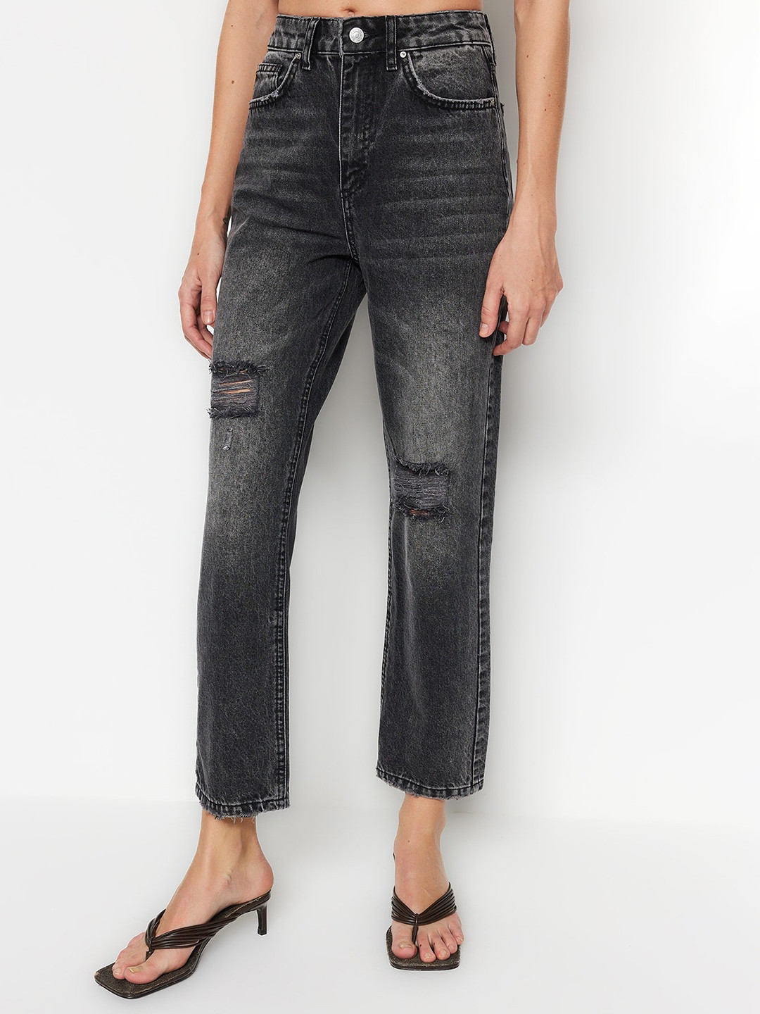 

Trendyol Women Mid-Rise Heavy Fade Dark Shade Pure Cotton Mildly Distressed Cropped Jeans, Black