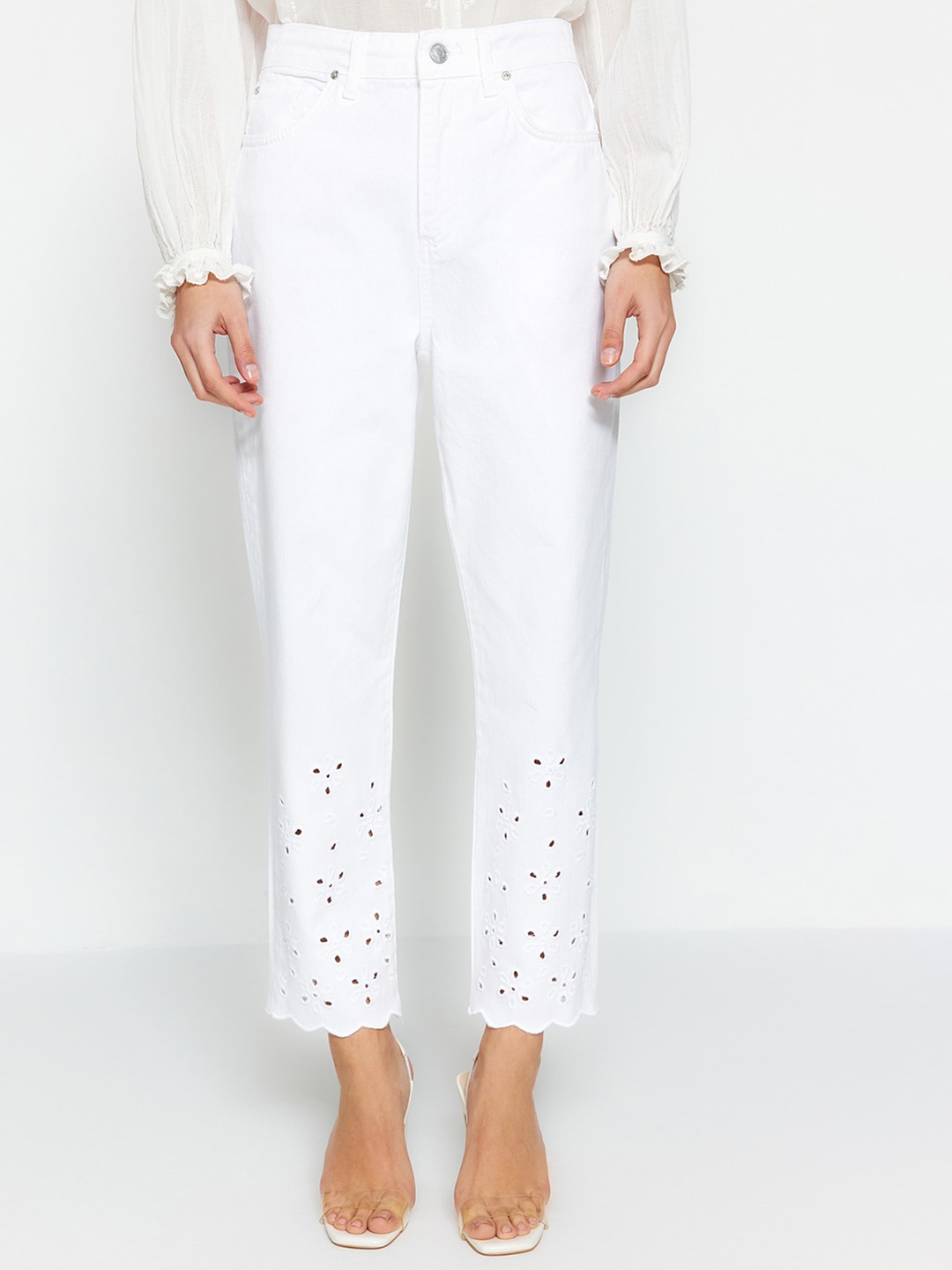 

Trendyol Women Regular Fit Mid-Rise Clean Look Cotton Jeans, White