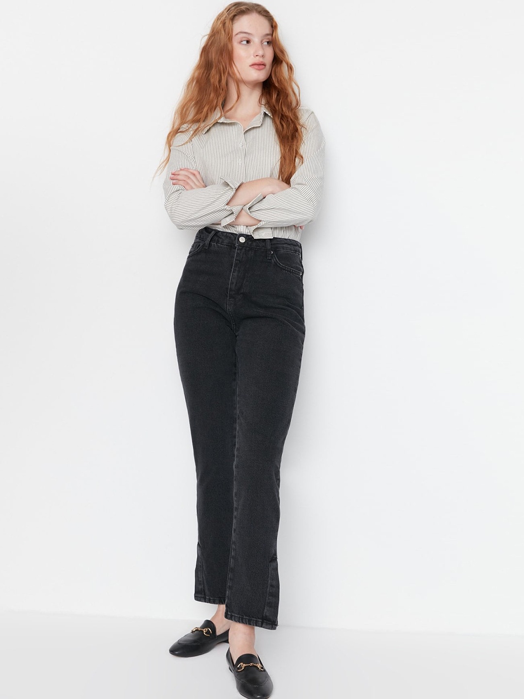 

Trendyol Women Regular Fit Mid-Rise Clean Look Cotton Jeans, Grey