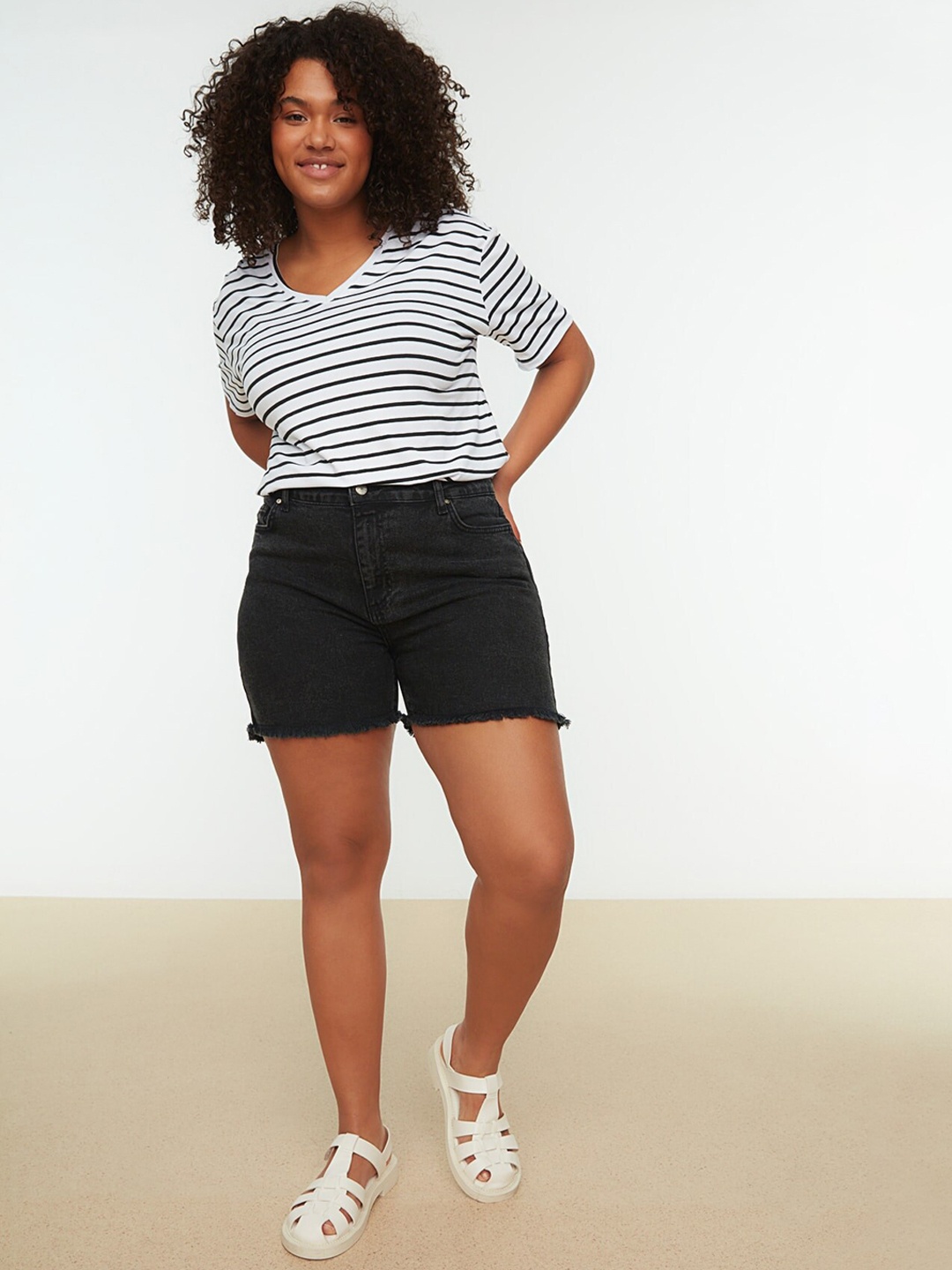

Trendyol Women Mid-Rise Shorts, Black