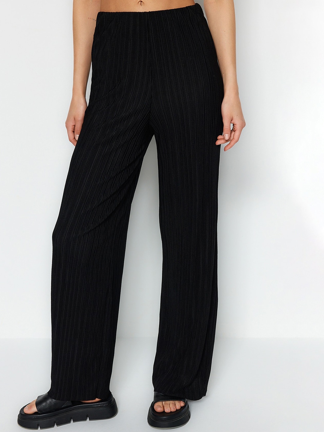 

Trendyol Women Mid-Rise Parallel Trousers, Black