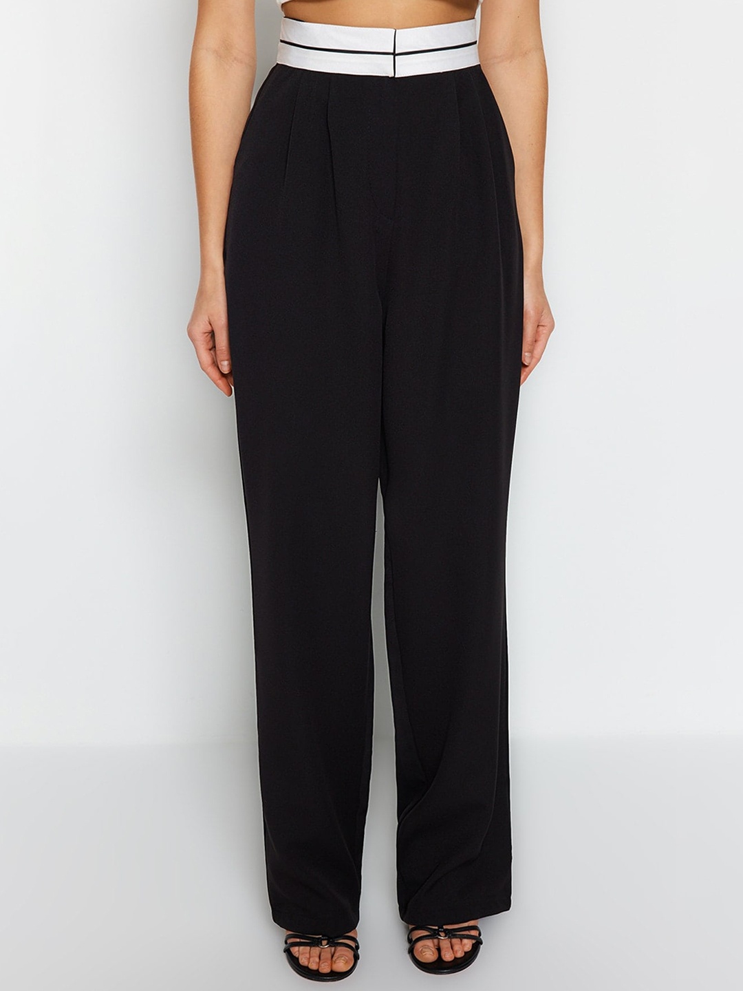 

Trendyol Women Mid-Rise Trousers, Black