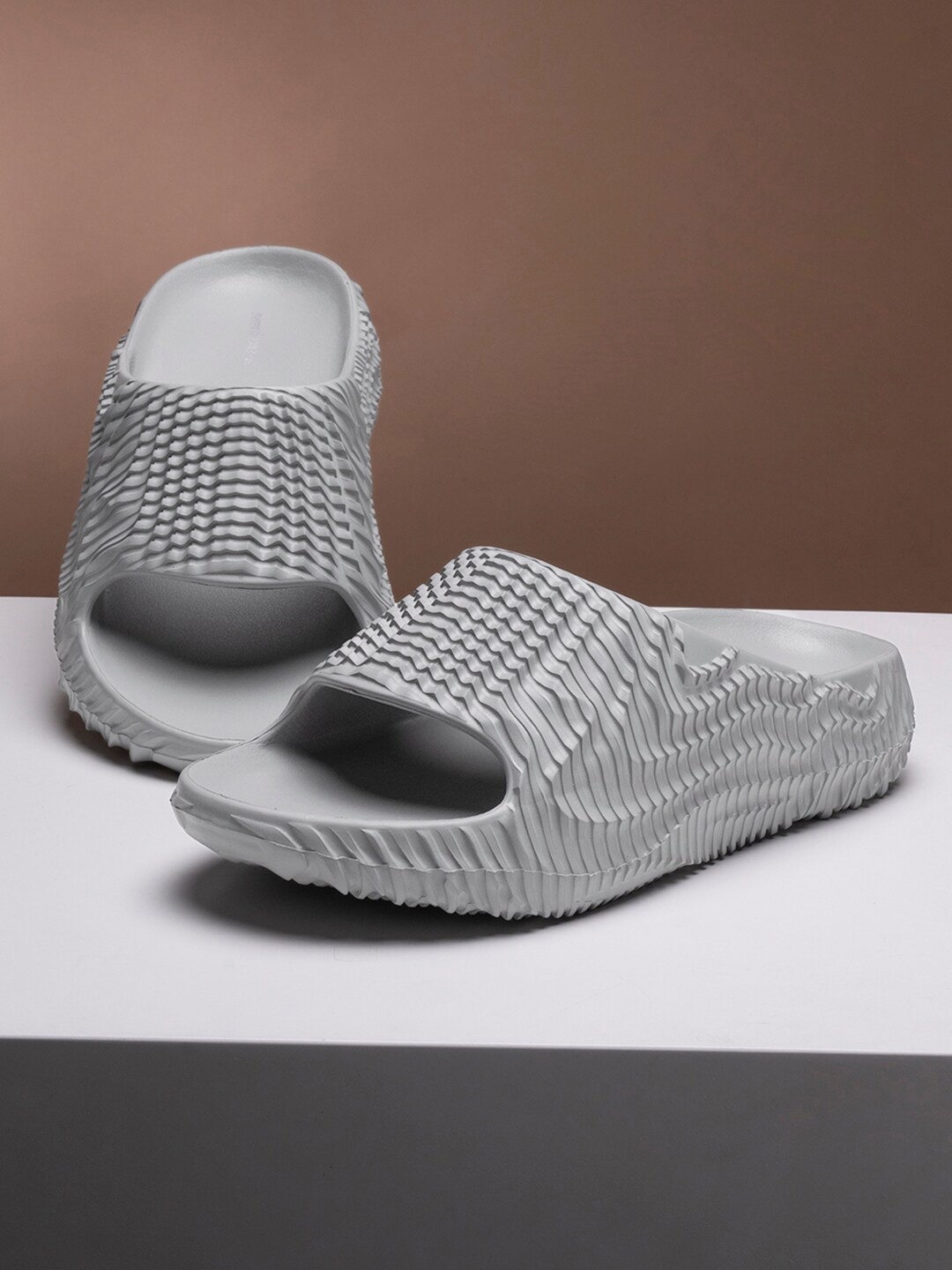 Red Tape Men Textured Slip-Resistance Sliders, Grey