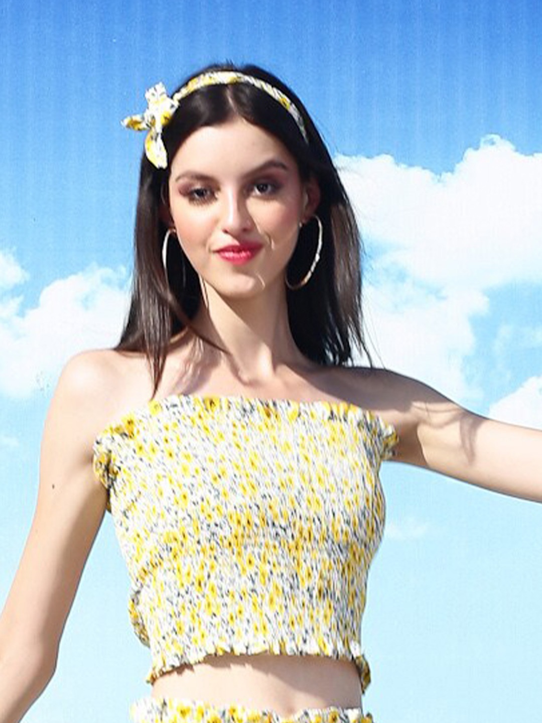 

Sera Yellow & White Floral Printed Smocked Fitted Crop Top