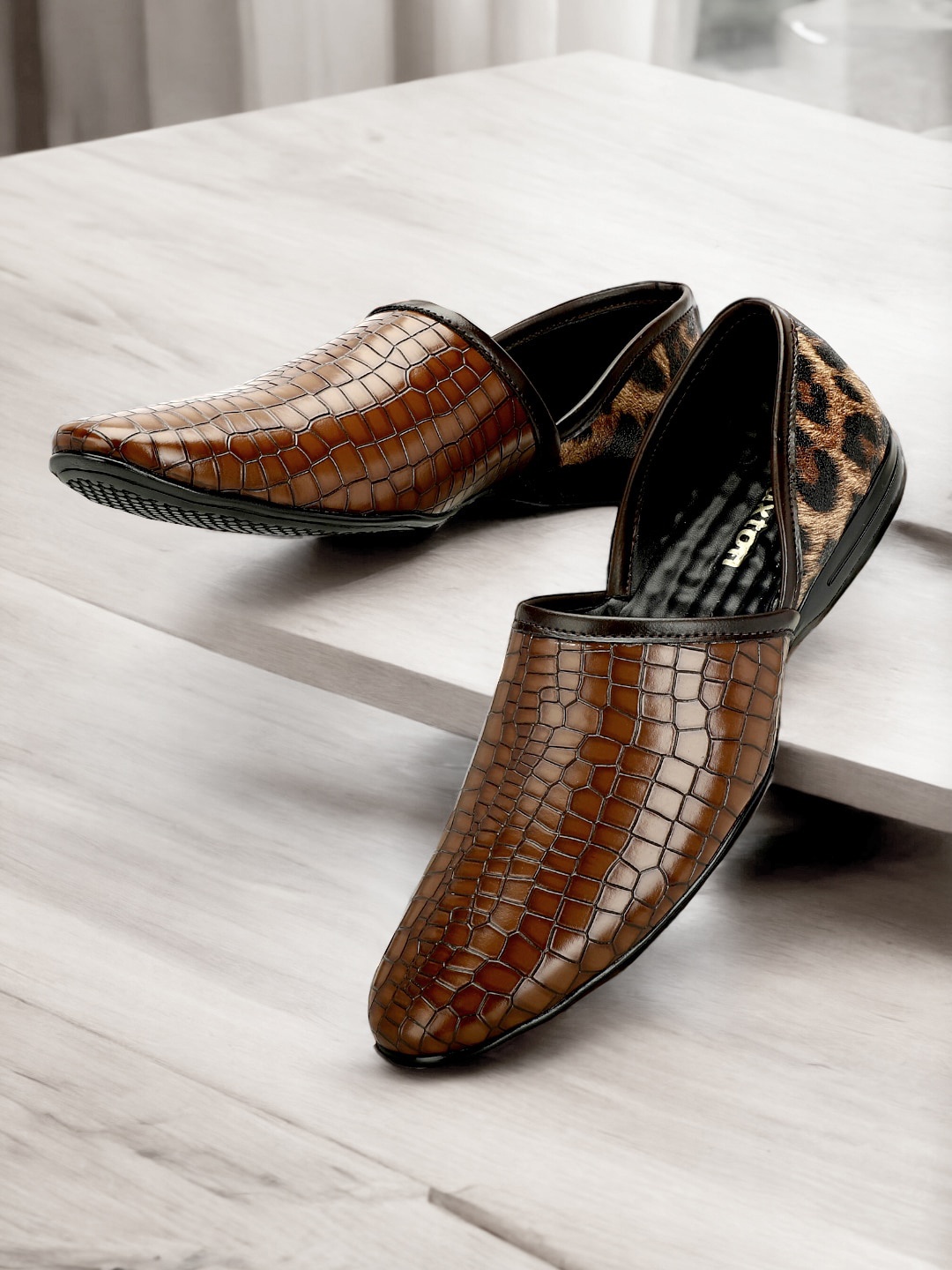 

Buxton Men Textured Printed Mojaris, Brown