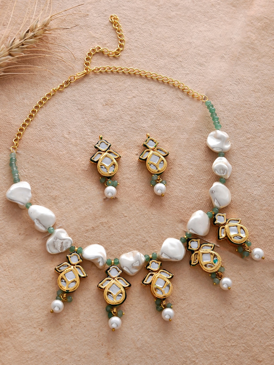 

DASTOOR Gold-Plated Kundan-Studded & Beaded Jewellery Set