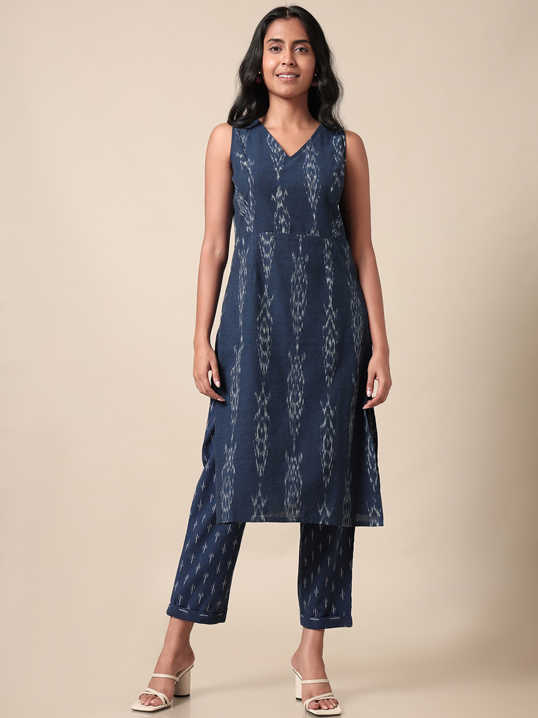 

Saaki Ethnic Motifs Printed Regular Kurta With Trousers, Navy blue