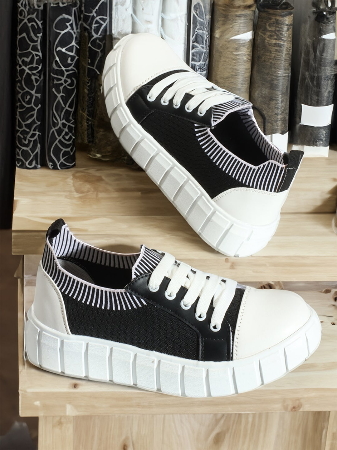 

The Roadster Lifestyle Co. Women Black & White Colourblocked Lightweight Sneakers