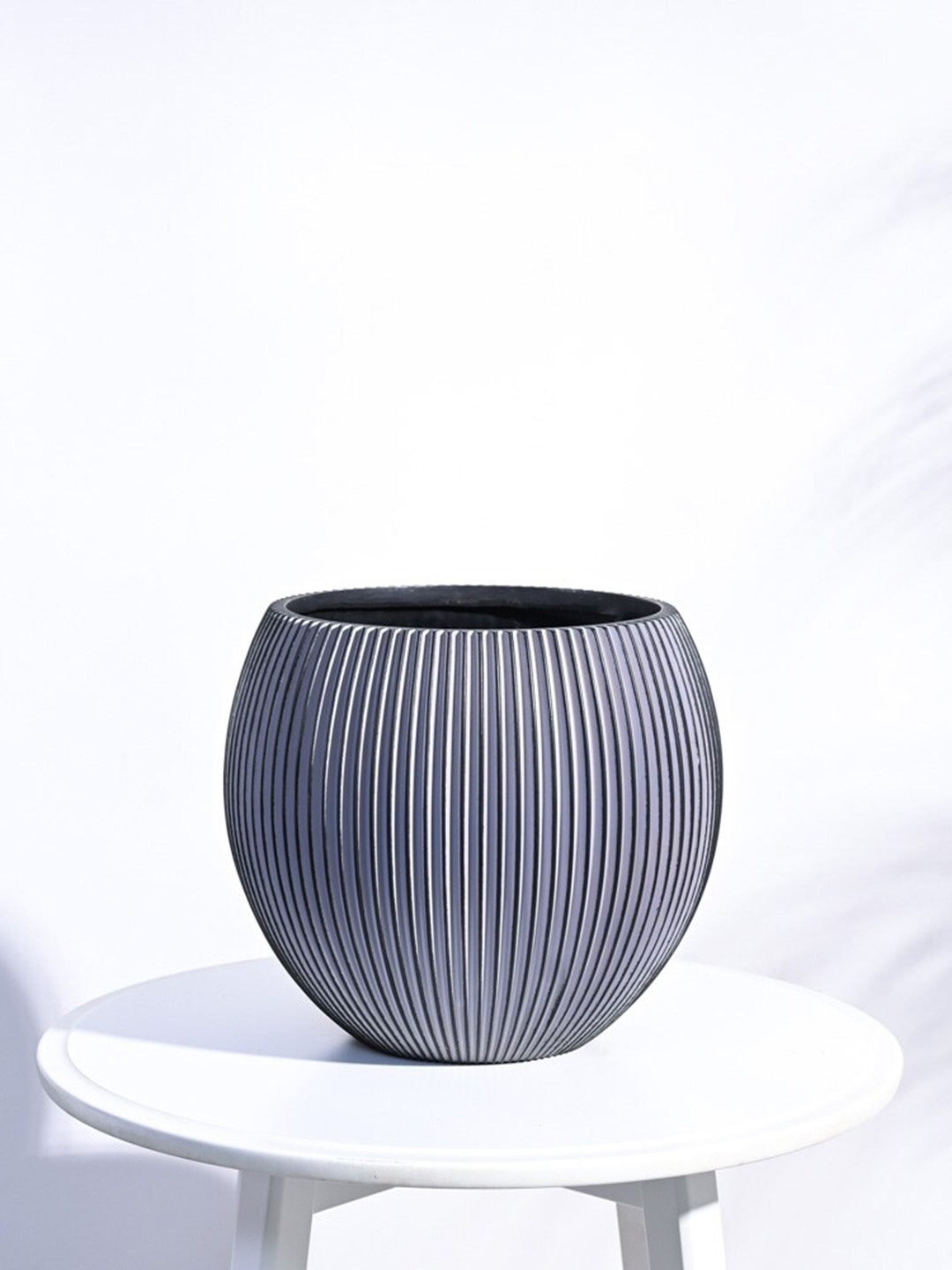 

UGAOO Zuri Black & White Vase Ball Groove Large Planter