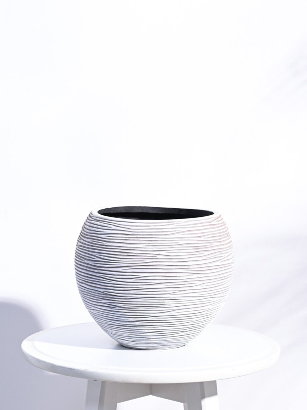

UGAOO Off-White Textured Vase Ball Shaped Planter