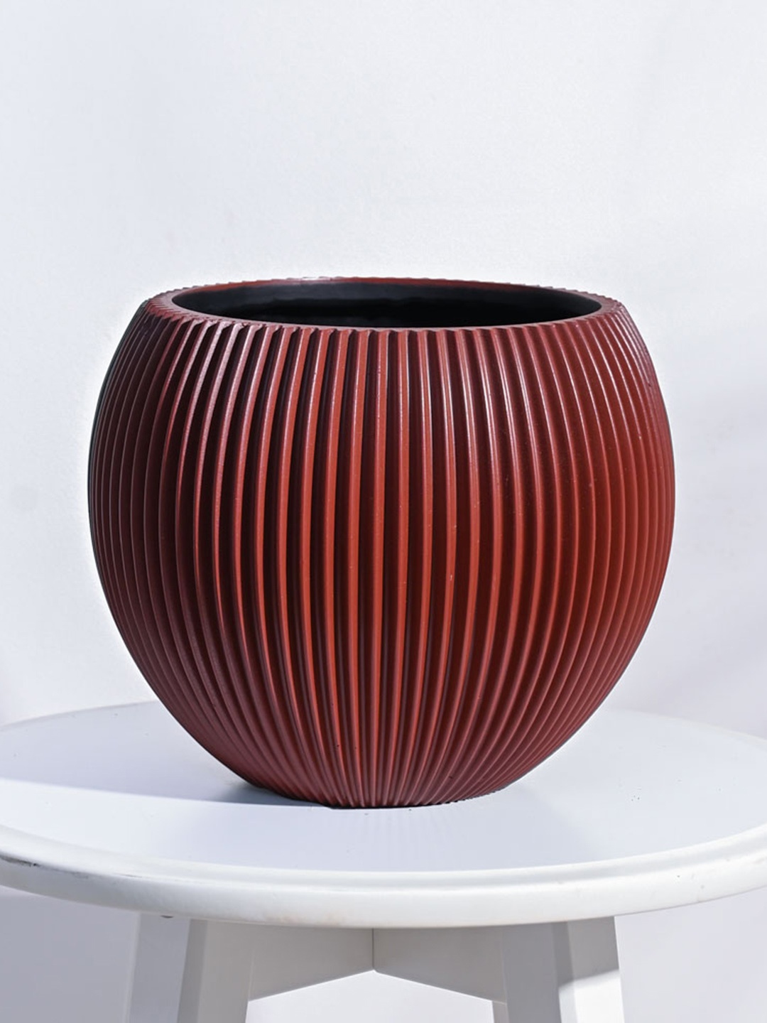 

UGAOO Zuri Merlot Red Textured Vase Ball Shaped Planter