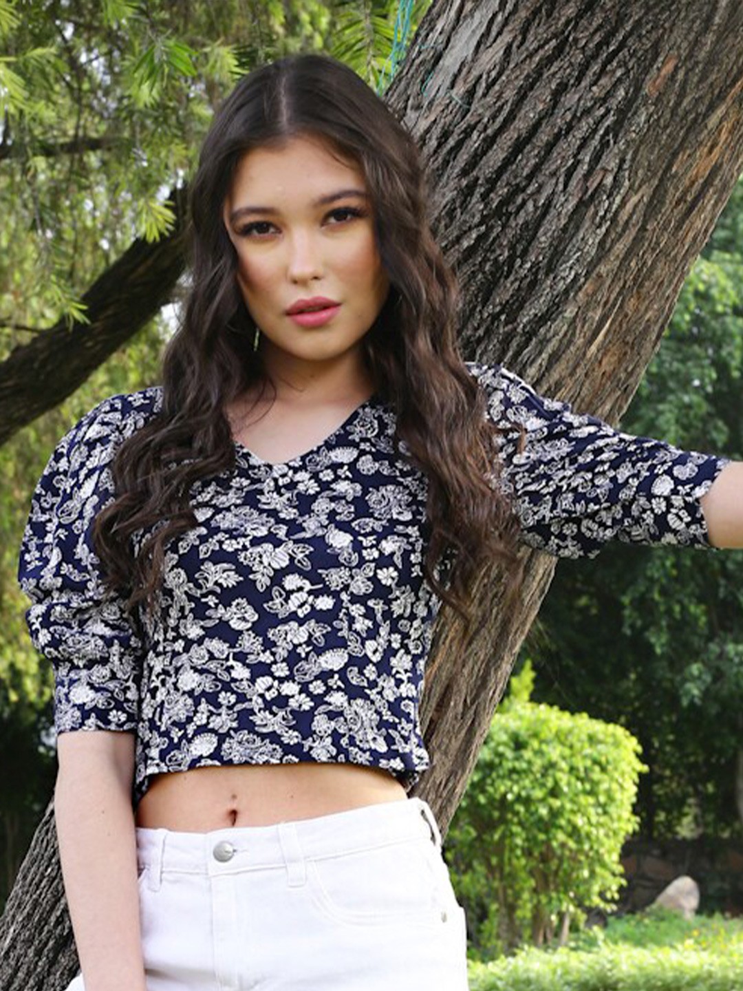 

Sera Blue & White Floral Printed Puff Sleeves Crop Top, Navy blue