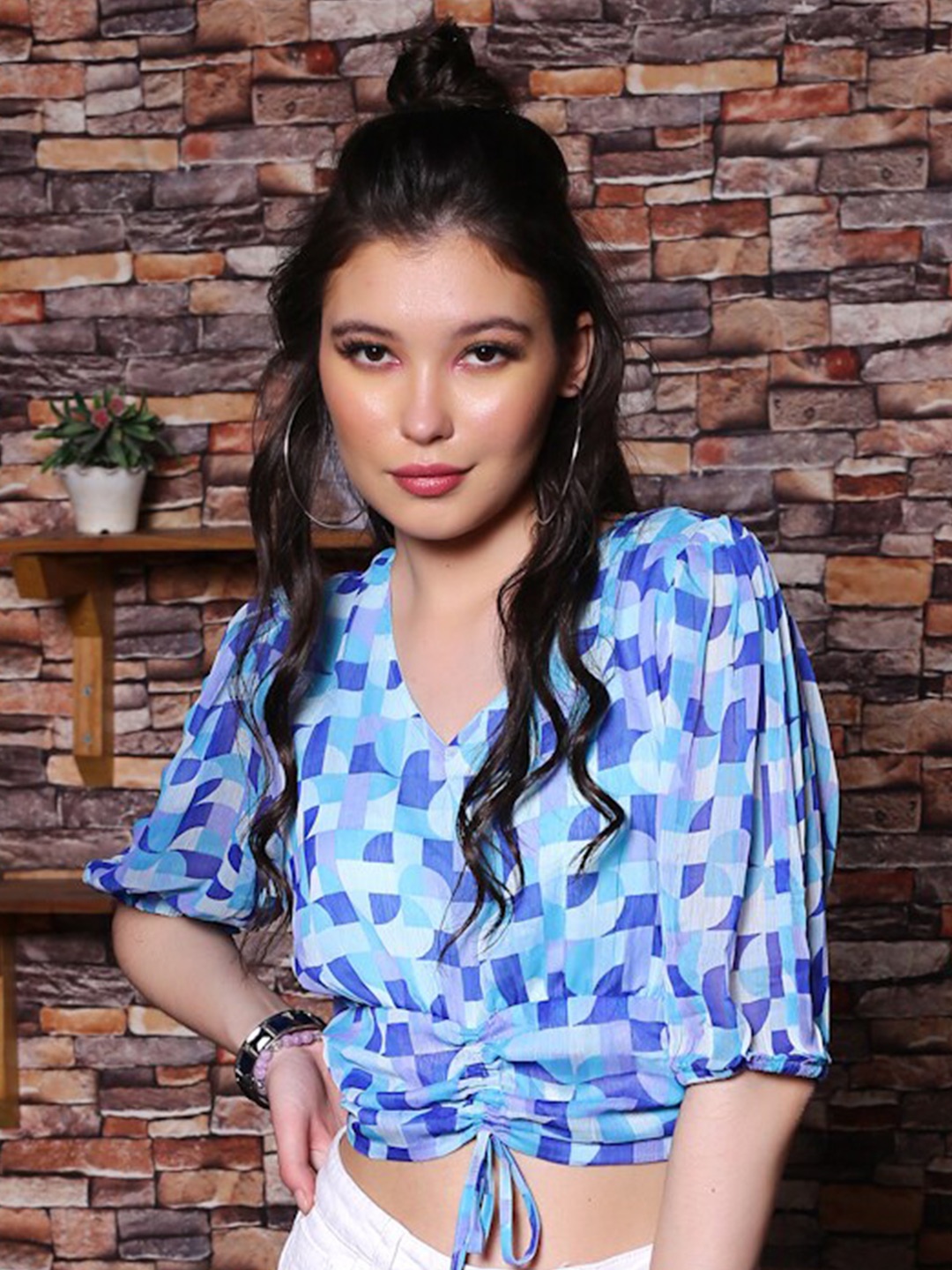 

Sera Blue Geometric Printed V-Neck Puff Sleeves Tie-Ups Regular Crop Top