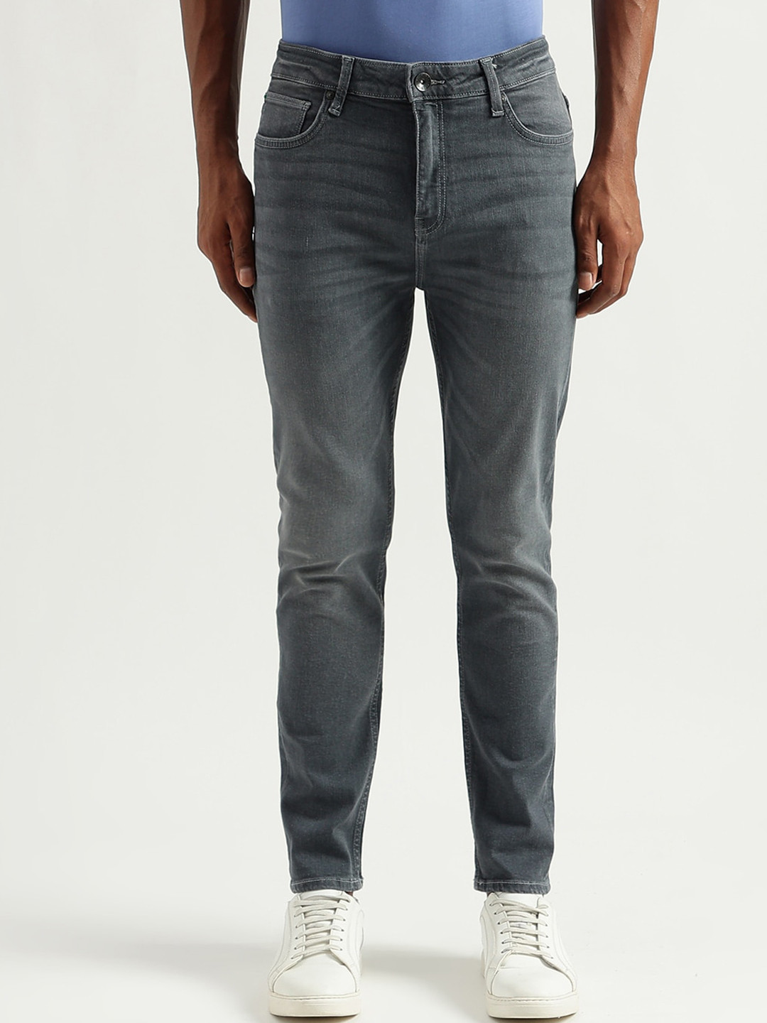 

United Colors of Benetton Men Skinny Fit Low Rise Clean Look Heavy Fade Jeans, Grey