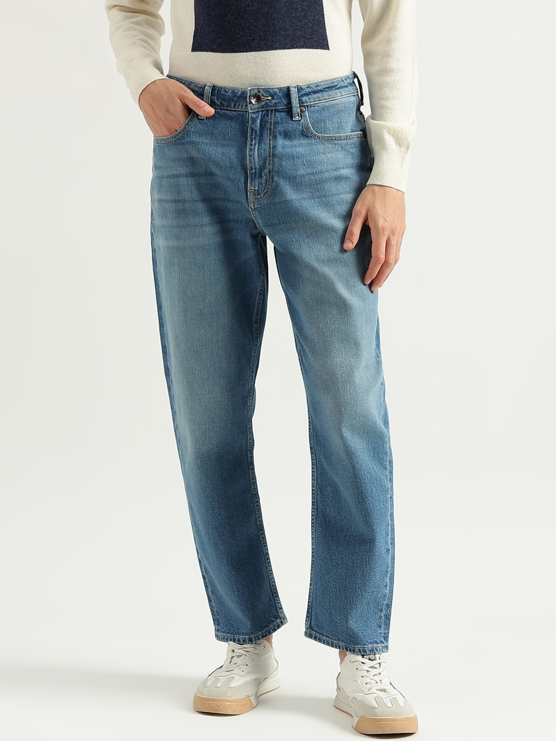 

United Colors of Benetton Men Anti Fit Mid Rise Clean Look Light Fade Jeans, Blue